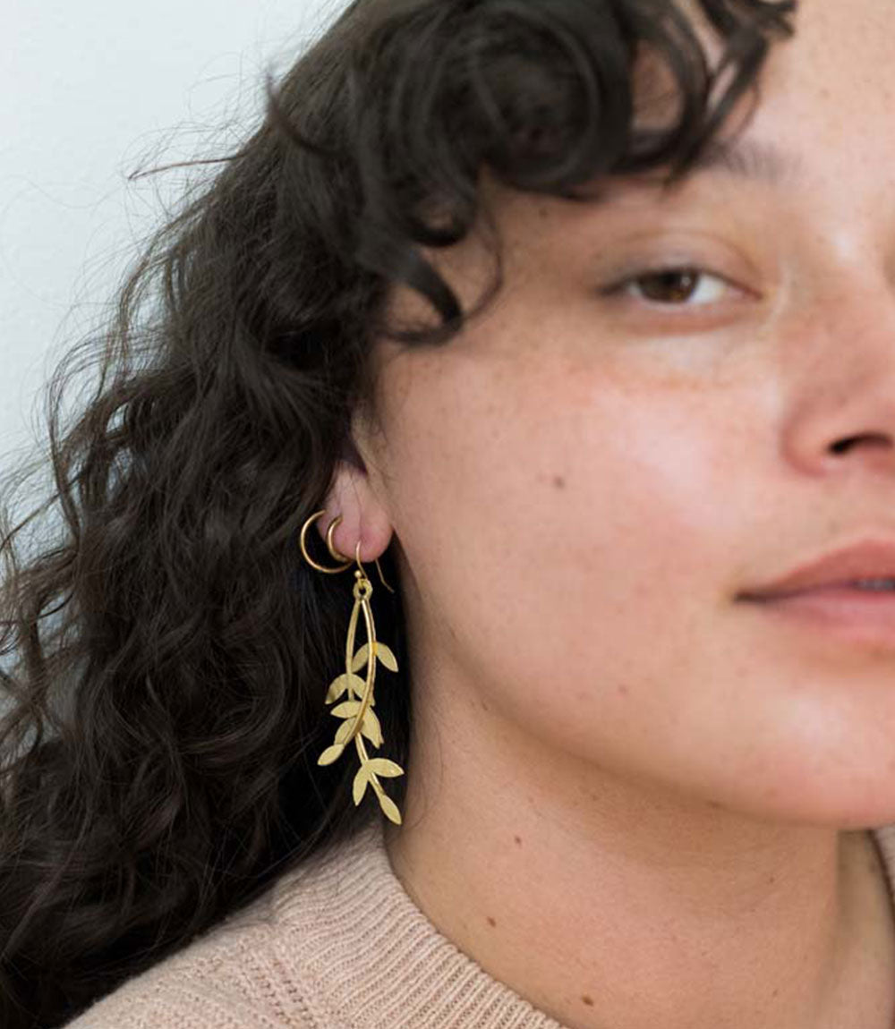 Aamani Linear Vine Dangle Earring - Gold