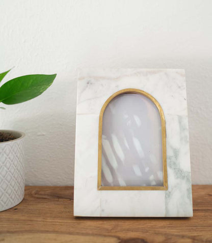 Sammita Arch 4x6 White Picture Frame - Carved Marble Brass Inlay